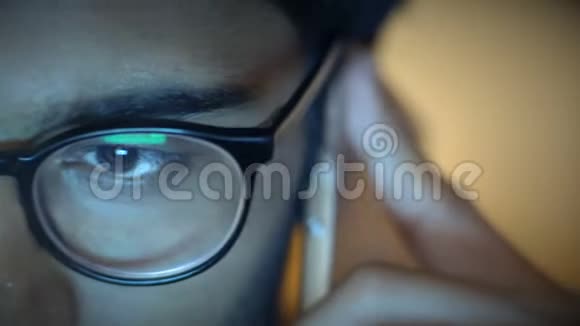 特写镜头戴眼镜的印度男人坐在电脑后面打电话视频的预览图