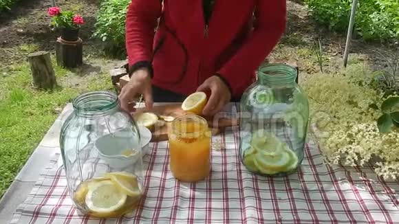 准备美味的柠檬水的女人视频的预览图