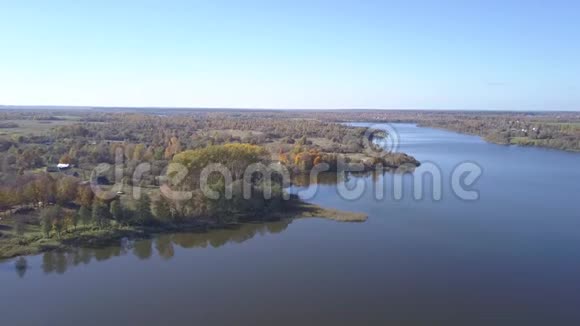 秋天的风景湖泊Serokotnya半岛森林和村庄视频的预览图