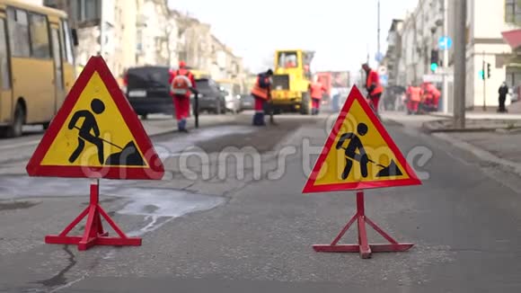 街道上的道路工程标志道路上的道路工程标志工人铺设新沥青视频的预览图