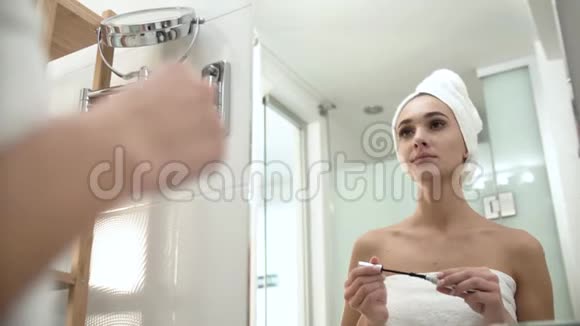 在浴室化妆戴睫毛膏的女人视频的预览图