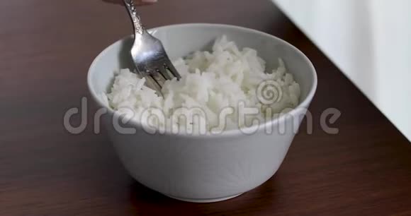 从碗里吃米饭的女人特写视频的预览图