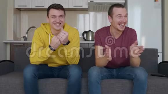 两个人坐在沙发上微笑着视频的预览图