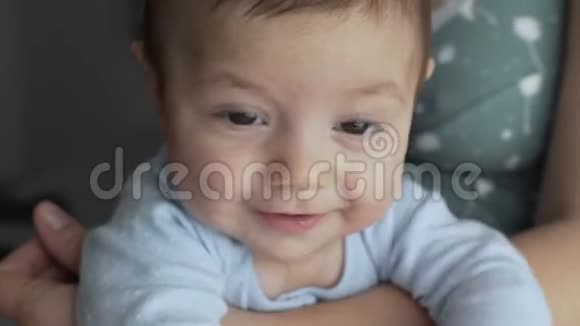 可爱的婴儿脸棕色的眼睛在镜头特写镜头中婴儿的样子视频的预览图