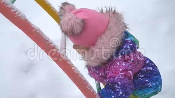一个可爱的小女孩在爬梯子视频的预览图