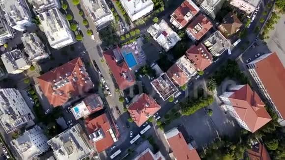 夏季城市屋顶和街道的俯视图剪辑美丽的南方城市有橙色的屋顶高楼大厦视频的预览图