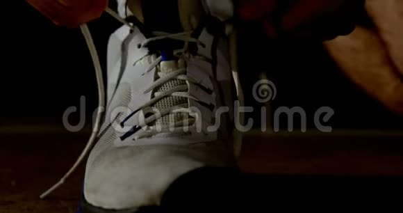 篮球运动员在球场上穿鞋4k视频的预览图
