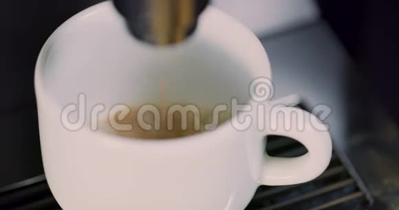 专享咖啡机的杯中浓咖啡制作的高角度视角视频的预览图