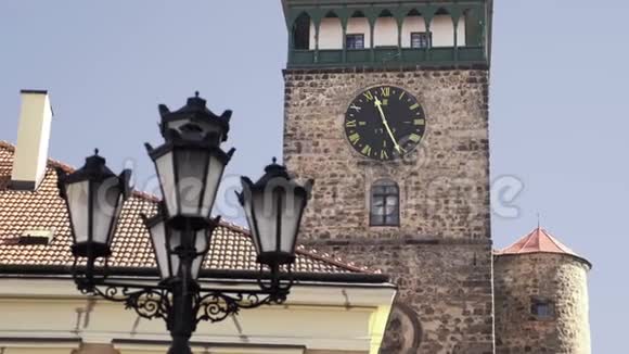带石塔和钟的中世纪文艺复兴广场视频的预览图
