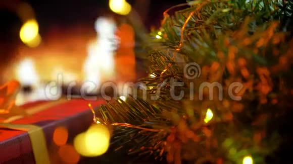 男人的手在桌子上拿礼物三个圣诞节的辉光壁炉背景视频的预览图