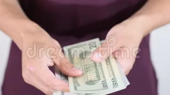一个人把二十美元的钞票装进一包里视频的预览图