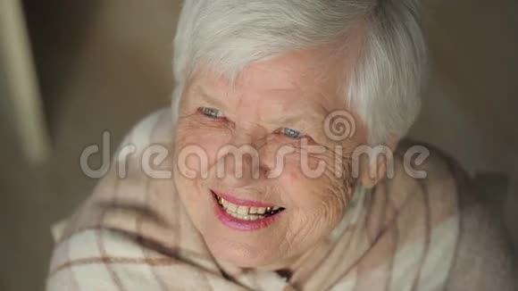 笑的老女人视频的预览图