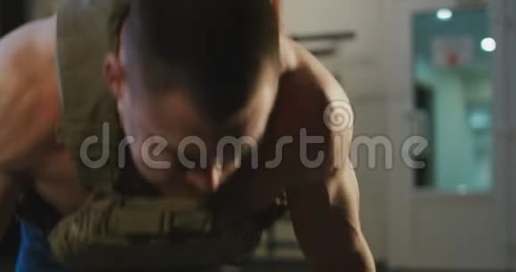 体育运动员在健身房做俯卧撑视频的预览图