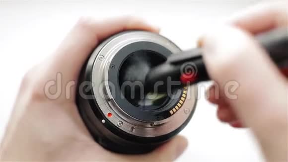 摄影师专业光学技术的帮助下用一个角度清洁现代镜头的背面视频的预览图