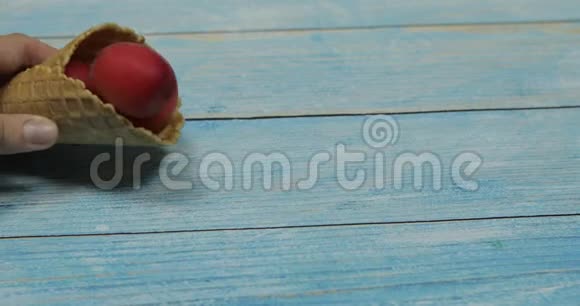 水果季节水果冰淇淋蓝色木制背景的华夫饼里的杏视频的预览图