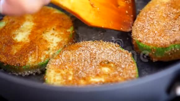 油煎西葫芦烹饪蔬菜视频的预览图