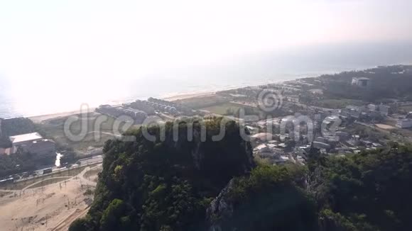 从山顶瞭望点起飞有人飞过城市视频的预览图