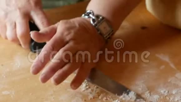 清洁面包师工作桌视频的预览图