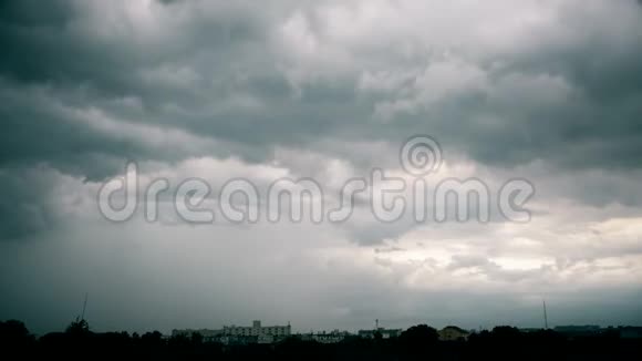 城市里的乌云雨滴视频的预览图