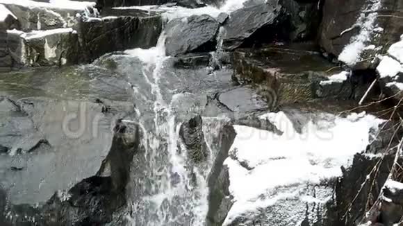 冬季瀑布倾斜缓慢运动视频的预览图
