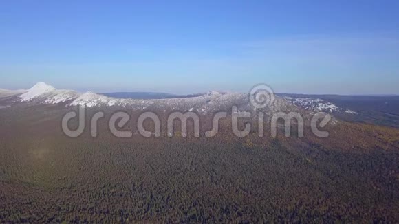 塔干那山岭峰覆盖着雪冬季在塔加奈国家公园在乌拉尔俄罗斯鸟瞰图视频的预览图