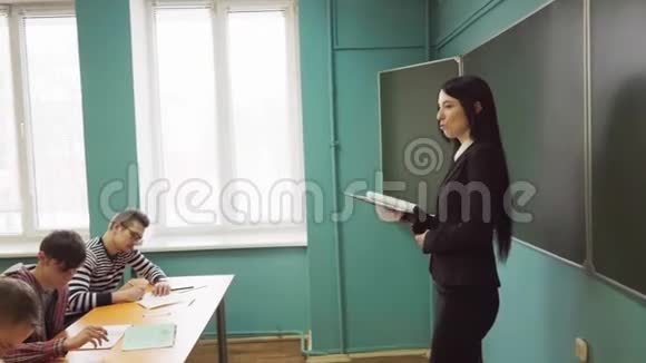 女老师在女老师站在学生面前视频的预览图