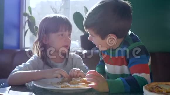 美味的食物哥哥和姐姐在自然光线下的吃煎饼作为早餐视频的预览图