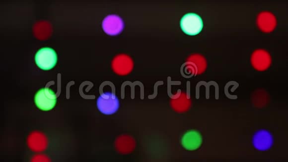 背景彩色圆圈交替变换颜色绿色红色和紫色模糊bokeh灯背景视频的预览图