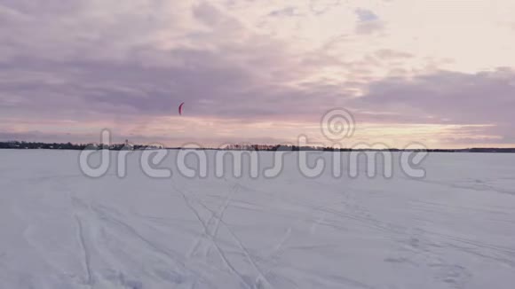 一位穿着运动服的男运动员在美丽的冬季风景中滑雪视频的预览图