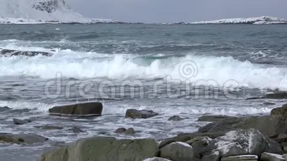 在冬季峡湾冲浪慢动作视频的预览图