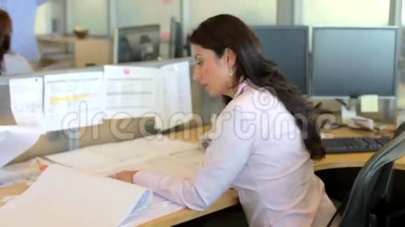 妇女在建筑师办公室办公视频的预览图