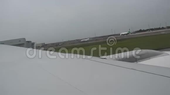 从跑道起飞时飞机机翼穿过窗户视频的预览图