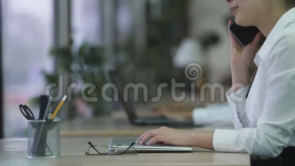 女性私人助理结束电话在办公室开始电脑工作视频的预览图