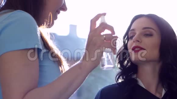 在美容院专业造型师用喷雾剂补妆视频的预览图