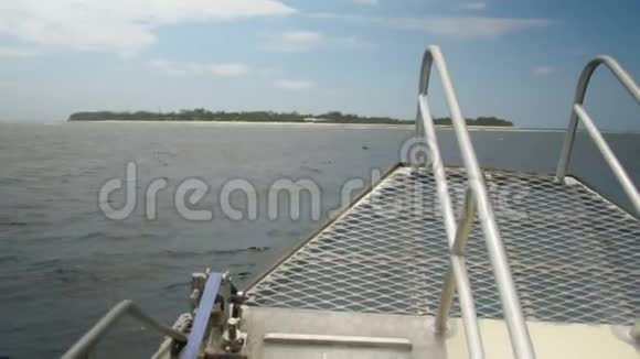 一艘船驶向一个岛视频的预览图