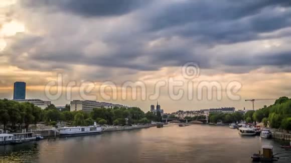 从奥斯特里茨桥上可以看到朱西乌大学前巴黎船只的时间推移天空阴云密布狂风暴雨视频的预览图