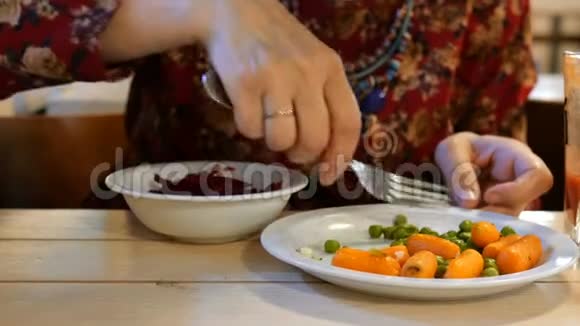 素食在岗期间用餐女人吃素食不同的蔬菜视频的预览图