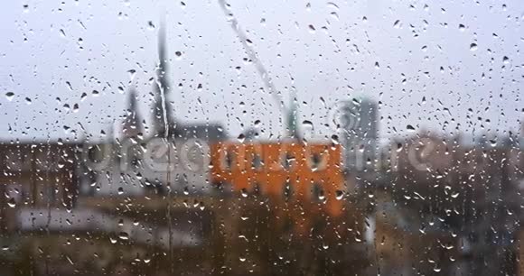 窗玻璃上的雨点背景中的建筑物视频的预览图