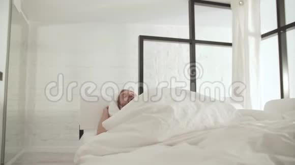 快醒醒男人从床上爬出来感觉很难醒来视频的预览图