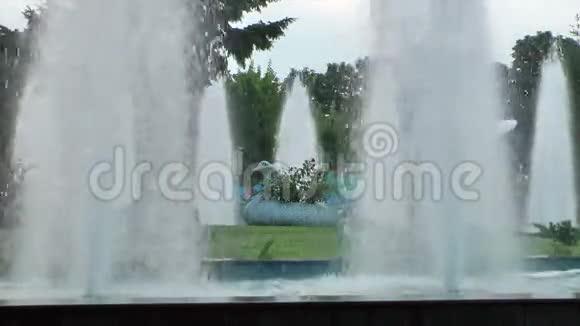 白色喷泉视频的预览图