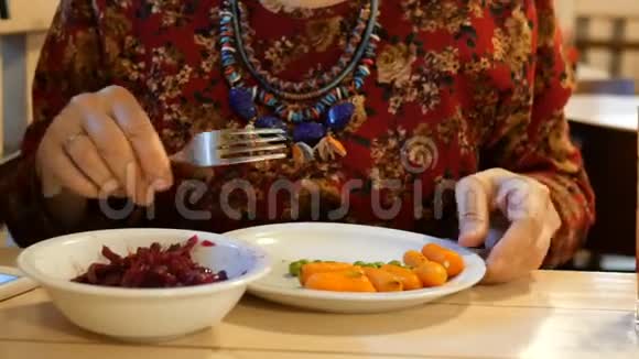 素食在岗期间用餐女人吃素食不同的蔬菜视频的预览图