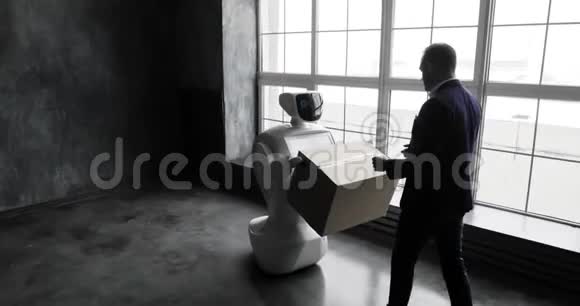 机器人运送包装盒今天的控制系统现代机器人技术人形自主机器人视频的预览图
