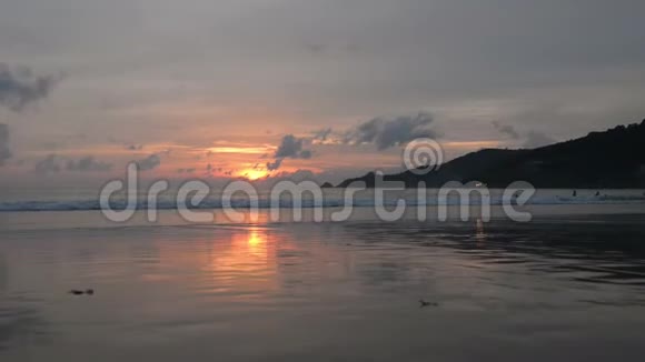 普吉岛海滩日落视频的预览图