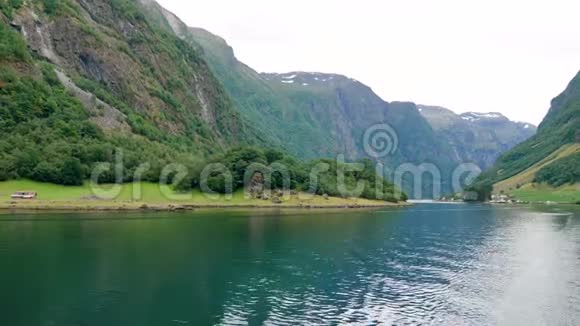 美丽的挪威峡湾与水晶清水视频的预览图