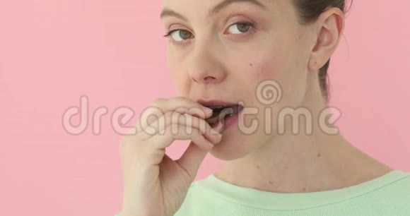 可爱的女孩嚼巧克力视频的预览图
