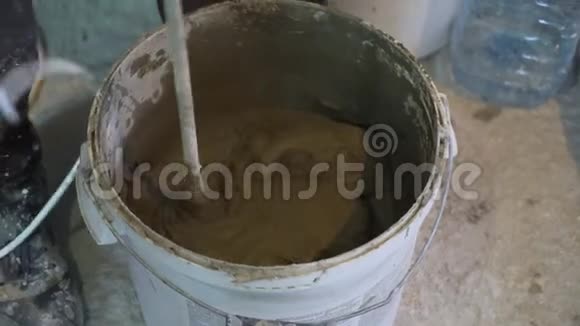 施工现场用桶装砂浆进行封闭视频的预览图
