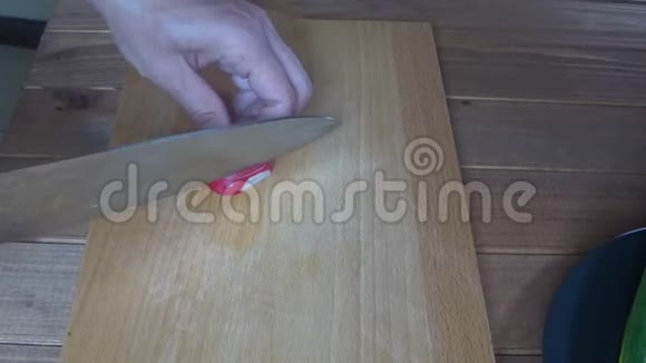 在砧板上煮萝卜片把萝卜片合上视频的预览图