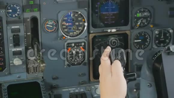 飞行员在飞行前调整手轮视频的预览图