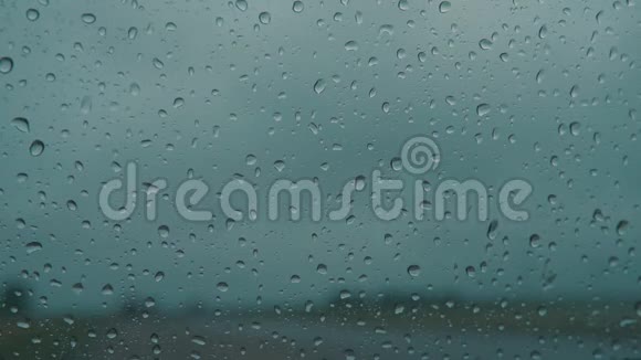 汽车上的雨滴湿了挡风玻璃视频的预览图