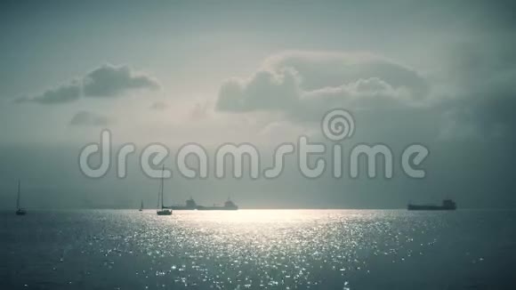 直布罗陀附近的远洋帆船和货船视频的预览图